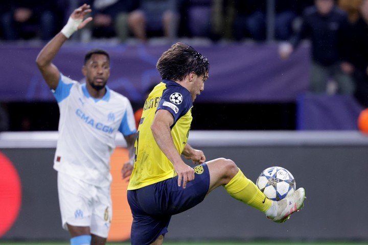 ANDERLECHT (Belgium), 09/12/2025.- Union's Kevin Mac Allister (front) in action during the UEFA Champions League match between Royale Union Saint-Gilloise and Olympique Marseille, in Anderlecht, Belgium, 09 December 2025. (Liga de Campeones, Bélgica, Marsella) EFE/EPA/OLIVIER MATTHYS