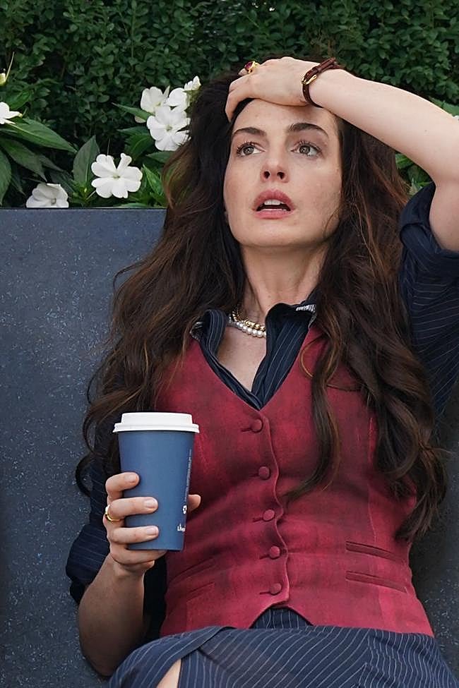 Anne Hathaway con reloj hacia la cara interna de la muñera durante la película.