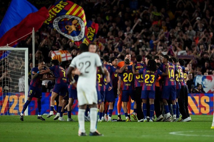 Barcelona festejó el título delante de los jugadores del Real Madrid. (EFE/Enric Fontcuberta)