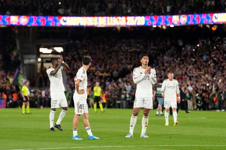El pedido de disculpas de los jugadores del Real Madrid. (EFE/Enric Fontcuberta)