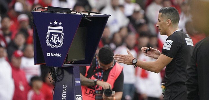 Falcón Pérez revisa la jugada en pantalla (foto: Fernando de la Orden / Enviado Especial).