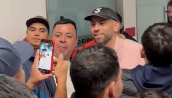 Otamendi con la gente de River. Foto: @GustavoYarroch
