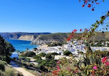 El rincón del Cabo de Gata donde quitarse las ganas de verano: un pueblo blanco con encanto marinero y una ruta por calas paradisiacas