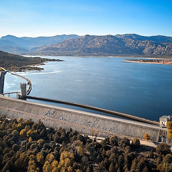 La presa vieja, inaugurada por Alfonso XIII, se hizo a imagen y semejanza del castillo.