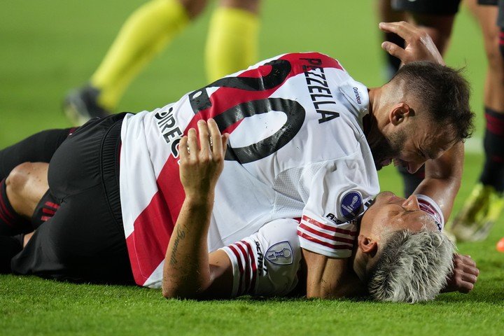 Maximiliano Salas de River festeja con Germán Pezzella (AP). 