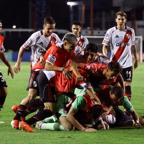 Increíble final: con 10 jugadores y Viña en el arco, River lo ganó en la última y es más puntero que nunca en la Sudamericana