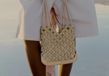 Los bolsos de red de este verano ya no son playeros: ahora también quedan elegantes en ciudad