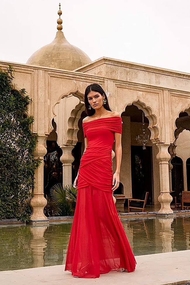 Vestido rojo con escote fruncido de Miphai.