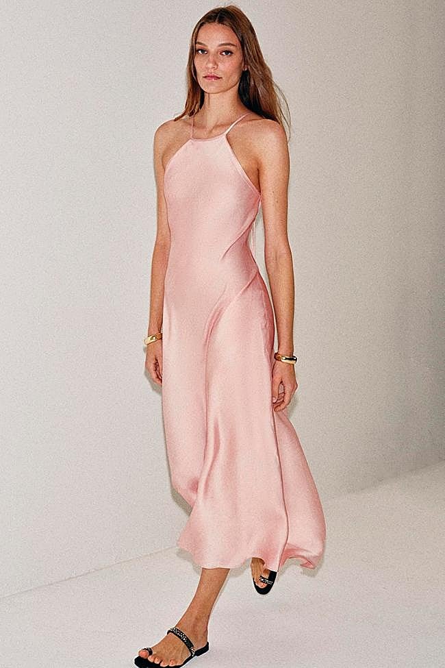 Vestido satinado en color rosa de Zara.