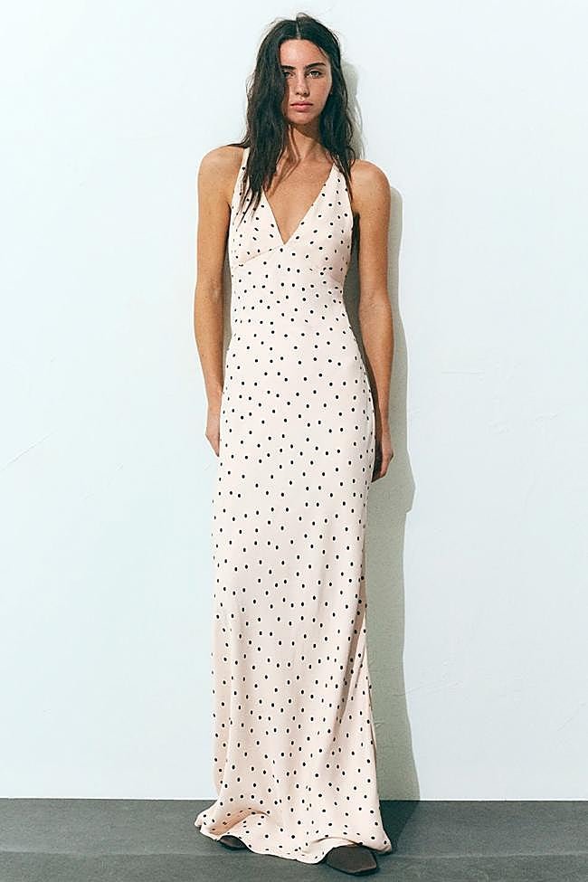Vestido satinado con detalle de lunares de Pull & Bear.