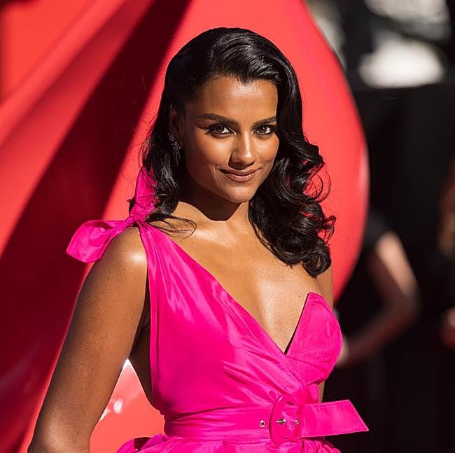 Simone Ashley en la premiere europea de El diablo viste de Prada 2 en Londres.