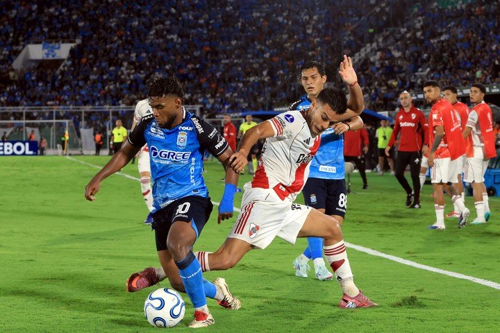 La jugada que provocó el esguince en la rodilla izquierda de Vera, ante Carabobo (EFE/ Juan Carlos Torrejón).
