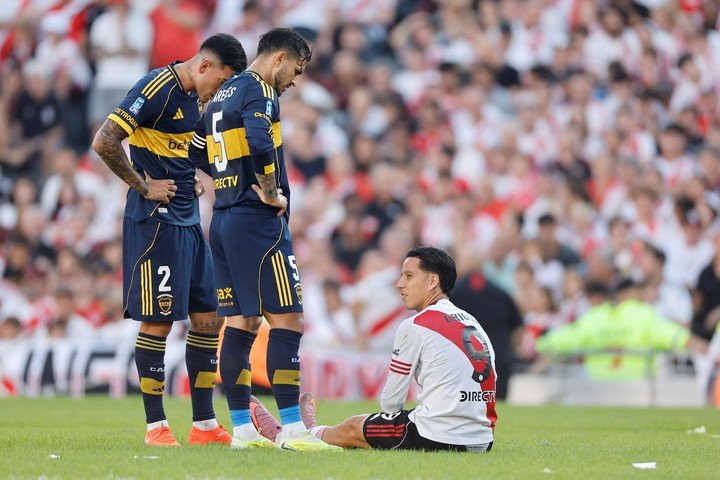 Driussi, lesionado en el Súper y consolado por su amigo Paredes (EFE/ Juan Ignacio Roncoroni)