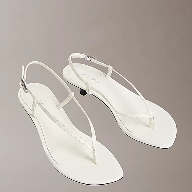 Sandalias blancas con tiras finas de Calvin Klein, 129,90 euros.