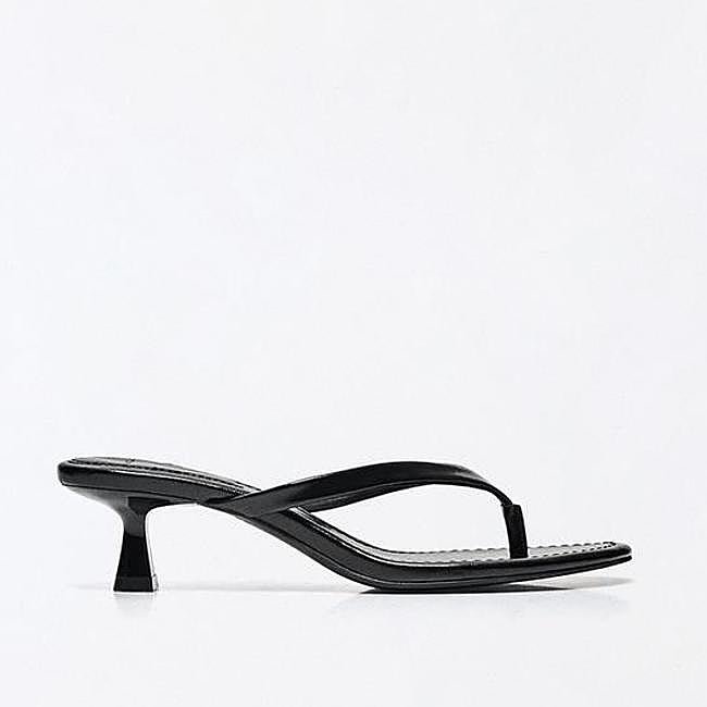 Sandalias negras con tacón bajo de Bershka, 25,99 euros.