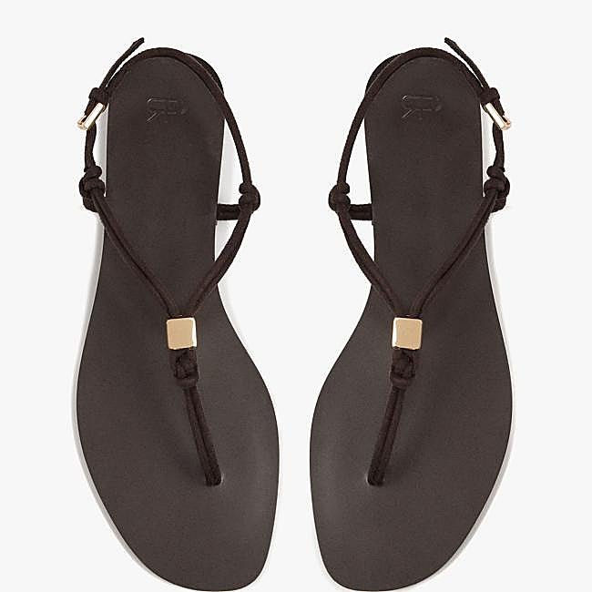 Sandalias de dedo marrón con detalle metálico de Parfois, 19,99 euros.