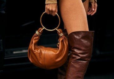 Bolsos con asa de anilla, la tendencia de la primavera que llevan las más elegantes