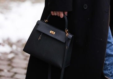Por qué invertir ahora en un bolso negro mini tiene más sentido del que parece