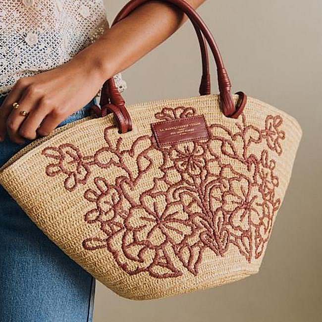 Capazo grande de rafia con textura floral de Sézane, 240 euros.