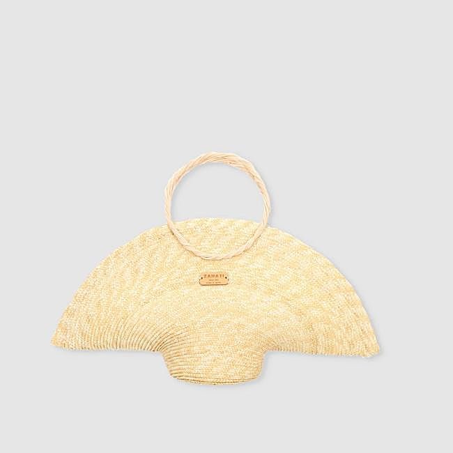 Capazo de rafia con forma de sombrero de Zahati, 189 euros.