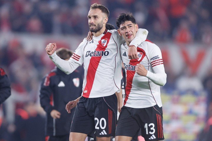 Pezzella y Rivero luego del triunfo ante Central (EFE/ Juan Ignacio Roncoroni).