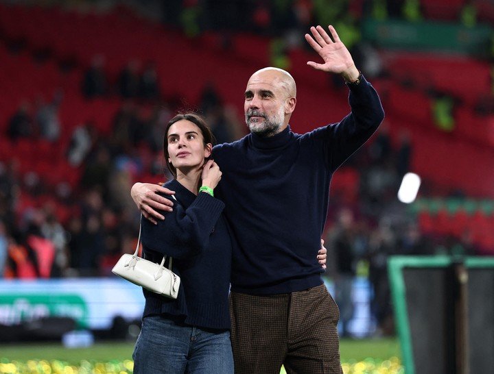 Guardiola con su hija María, tras ganar la Copa de la Liga inglesa ante el Arsenal.