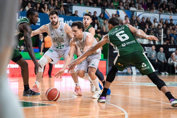 Jano Martínez conduce en el tránsito para Ferro.
