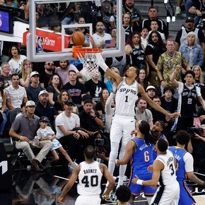 Con un Wembanyama arrollador, que clavó un tremendo tiro de mitad de cancha, Spurs derrotó al Thunder y empató la final del Oeste en la NBA
