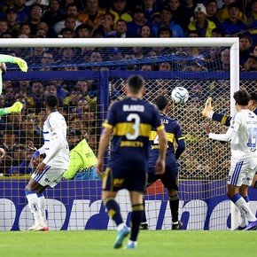 ¿Se lo robó a Paredes? El gol de Merentiel con una patada de Kung Fu para el 1 a 0 de Boca