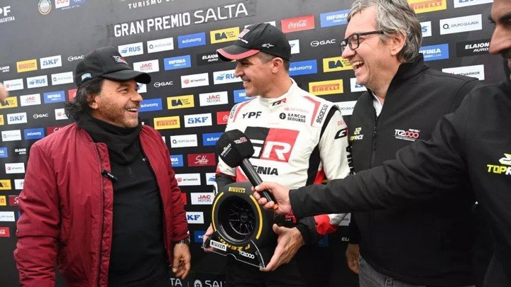 Gustavo Sáenz junto al poleman del TC2000, Matías Rossi, en Salta.
(Fuente: Secretaría de Prensa)