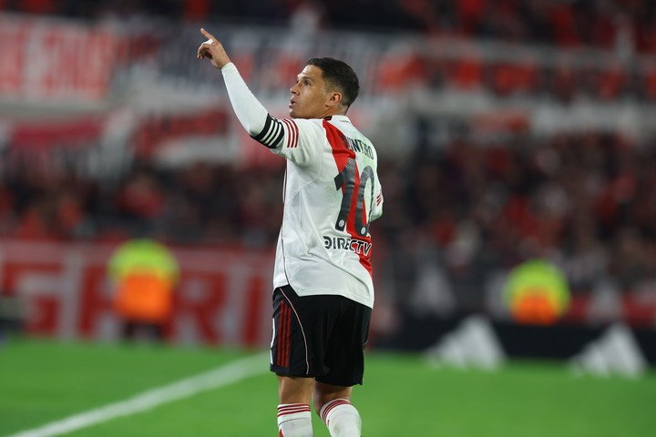 Juanfer señala a un punto de la platea de River tras el festejo del 2-2 (Foto: Alejandro Pagni).