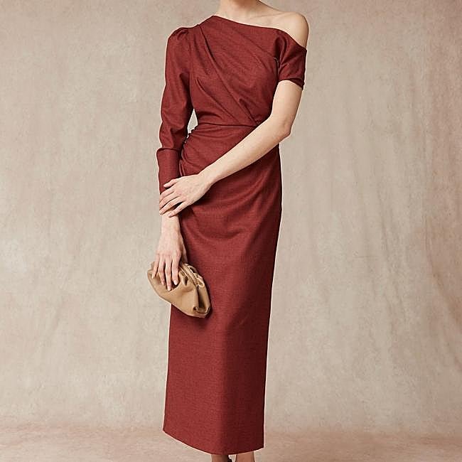 Vestido drapeado con hombro asimétrico de Coosy, 155 euros.