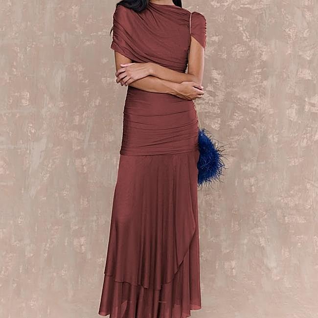 Vestido drapeado en marrón con textura ligera de Miphai, 179,99 euros.