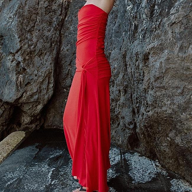 Vestido drapeado rojo palabra de honor de Zara, 39,95 euros.