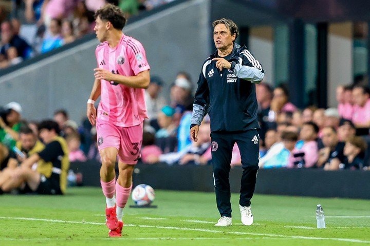 Guillermo Hoyos habló tras las críticas contra Messi. (AP Photo).