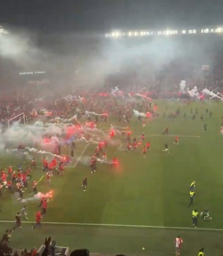 La locura que se vivió en el clásico checo (Foto: Twitter @milosevic).