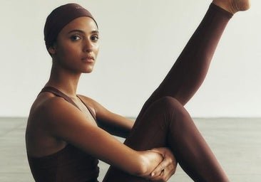 Ardha Chandrasana: la postura de yoga que fortalece la cadera lateral y entrena el equilibrio después de los 60