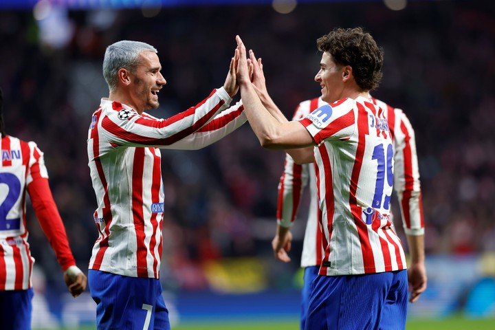 Griezmann y Julián, la dupla de ataque del Atlético de Simeone. (EFE / Kiko Huesca.)