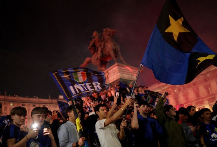 La fiesta de los tifosi del Inter en la plaza del Duomo (Reuters). 