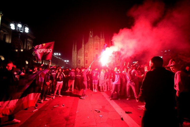 La fiesta de los tifosi del Inter en la plaza del Duomo (Reuters). 