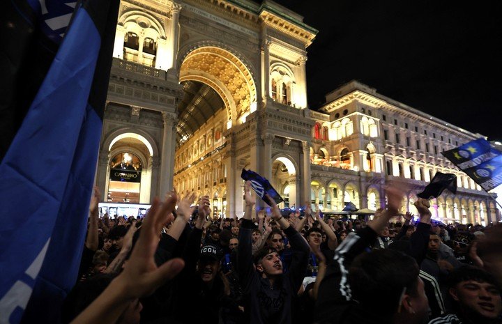 La fiesta de los tifosi del Inter en la plaza del Duomo (Reuters). 