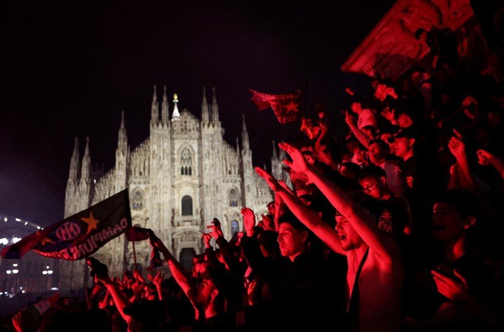 La fiesta de los tifosi del Inter en la plaza del Duomo (Reuters). 