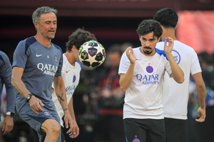 El entrenador del Paris Saint-Germain Luis Enrique y el jugador Vitinha en el entrenamiento (EFE).