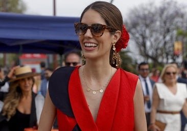 Sofía Palazuelo arrasa en la Feria de Sevilla con un vestido de invitada y las alpargatas más elegantes