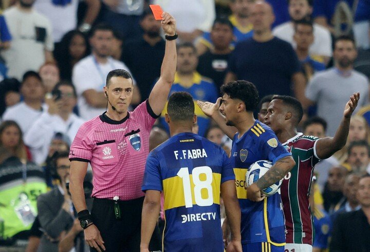 Final de la Copa del 23: Boca estaba con uno más y Fabra pegó un cachetazo en un tumulto (REUTERS / Sergio Moraes).