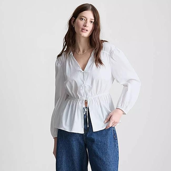 Blusa de algodón con nudo delantero de The Edit (20€)