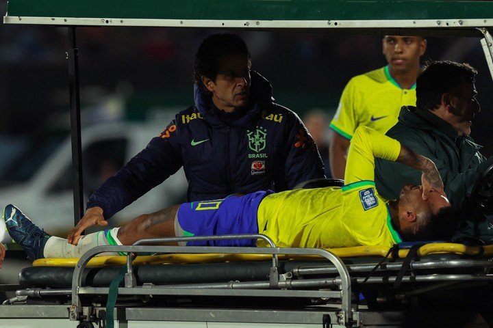Neymar se lesionó ante Uruguay en 2023. (AFP)