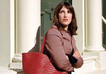 El bolso trenzado que las chicas francesas repiten temporada tras temporada