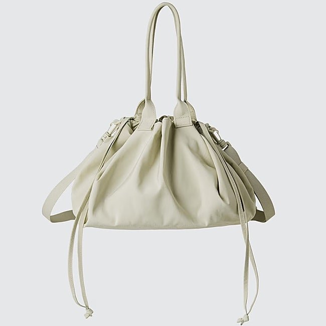 Bolso blanco de Uniqlo (29,99 euros)