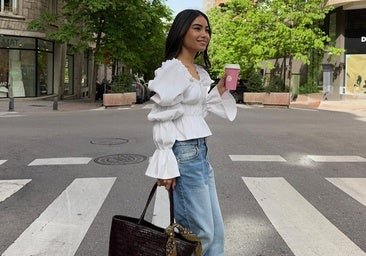 Las blusas con mangas abullonadas que van a elevar tus looks con vaqueros